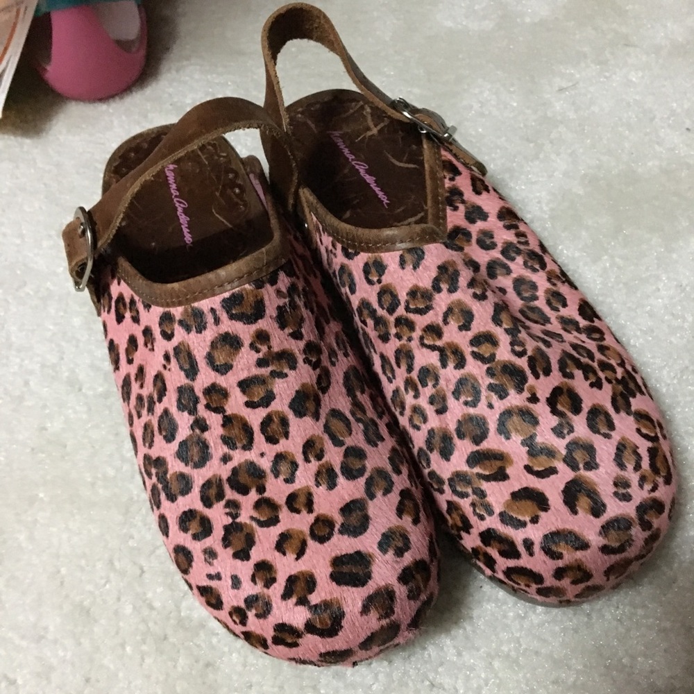Pink leopard clogs